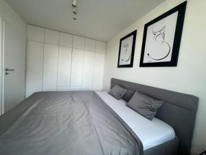 מיטה או מיטות בחדר ב-Nová rezidencia s parkovanim