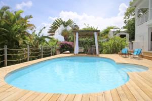 Bazén v ubytování L Orchidée Bleue, bas de villa, vue mer, piscine privée nebo v jeho okolí + 6 fotografií