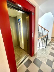 drzwi otwartej windy w budynku ze schodami w obiekcie Apartamento al lado de la playa w mieście Moncófar