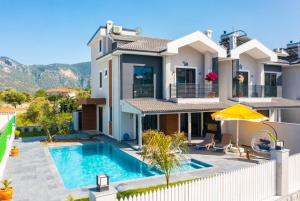 una imagen de una casa con piscina en Villa Exclusive Paradise 3, en Dalyan
