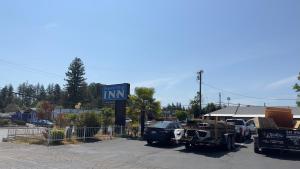 a sign for an inn in a parking lot at Western Village Inn in Willits