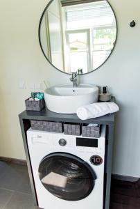 a bathroom with a washing machine and a mirror at Supeluse kodu in Pärnu