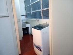 eine kleine Küche mit einem Waschbecken und einem Fenster in der Unterkunft Apartamento en Asunción amoblado y equipado in Asunción