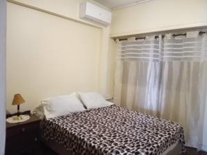 a bedroom with a bed and a window with curtains at Apartamento en Asunción amoblado y equipado in Asunción