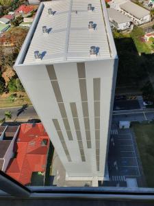 an overhead view of a building with birds on the roof at Ifreses Apartamento 11 in San José