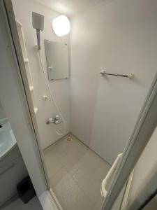 baño pequeño con ducha y lavamanos en Guest House Numazu Port - Vacation STAY 70099v en Numazu