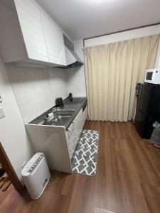 沼津市にあるGuest House Numazu Port - Vacation STAY 70099vの小さなキッチン(シンク、冷蔵庫付)