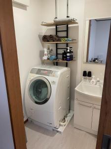 沼津市にあるGuest House Numazu Port - Vacation STAY 70099vの洗面台の隣のバスルーム(洗濯機付)