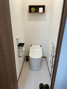 een kleine badkamer met een toilet in een kamer bij Guest House Numazu Port - Vacation STAY 70099v in Numazu