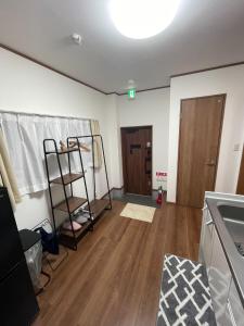沼津市にあるGuest House Numazu Port - Vacation STAY 70099vのハードウッドフロアのリビングルーム、キッチンが備わります。