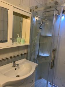 un bagno con lavandino e doccia di Duraku Apartment a Ulcinj