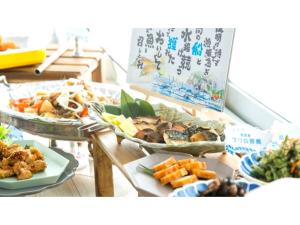 境港市にあるHotel AreaOne Sakaiminato Marina - Vacation STAY 81682vの食べ物のトレイが2つ入ったテーブル