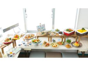 境港市にあるHotel AreaOne Sakaiminato Marina - Vacation STAY 81682vの食べ物の種類が豊富なテーブル