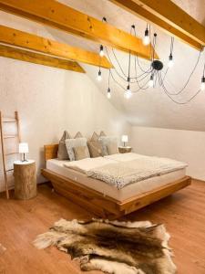 Un dormitorio con una cama grande con una lámpara de araña. en Chalet Black Deer, en Mýto pod Ďumbierom