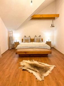 Un dormitorio con una cama con una alfombra en el suelo. en Chalet Black Deer, en Mýto pod Ďumbierom 42 fotos más