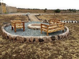 duas camas num círculo num campo em Amanya Star Bed Amboseli em Amboseli