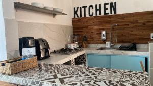 eine Küche mit Spüle und Arbeitsfläche mit Herd in der Unterkunft Book House Marina Diamante in Acapulco