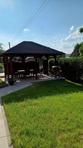 a gazebo with tables and chairs in a yard at NAD JEZIOREM - Apartamenty in Brenno
