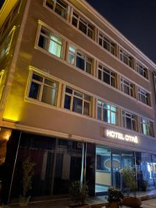 un edificio de hotel con una señal de hotel delante en Hotel Otağ, en Estambul