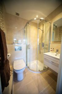 een badkamer met een douche, een toilet en een wastafel bij Trethvor House Ensuite Double Room with Free parking in quiet residential area in Padstow