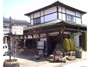 uma loja em frente a uma casa com flores e plantas em Business hotel Green Plaza - Vacation STAY 43971v em Chikuma