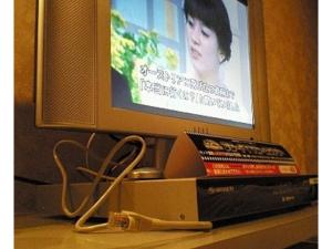 uma caixa sobre uma mesa em frente a uma televisão em Business hotel Green Plaza - Vacation STAY 43971v em Chikuma