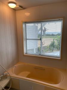 奄美市にあるAYAMARUDO-MU - Vacation STAY 32625vの窓付きのバスルーム(バスタブ付)