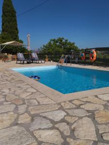 Vóvikes的住宿－Villa Serenity，庭院内带水滑梯的游泳池