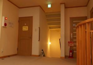een lege hal met een trap in een gebouw bij Kamome Building 3F - Vacation STAY 50177v in Otaru
