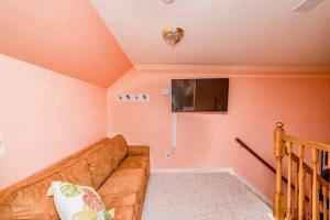 a living room with a couch and a flat screen tv at New Kid in Town - King Bed & Sofa Bed - Sleeps 2-4 in Lynchburg