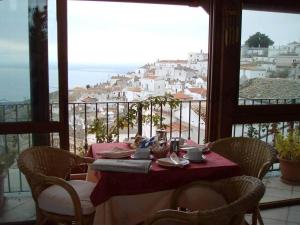 - une table dans une chambre avec vue sur la ville dans l'établissement B&B Michael, à Monte SantʼAngelo