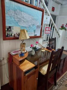 un escritorio con una lámpara y un mapa en la pared en Holiday Home - Guest House, en Port Antonio