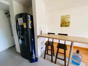Η κουζίνα ή μικρή κουζίνα στο Moderno y tranquilo apartamento cerca a termales.