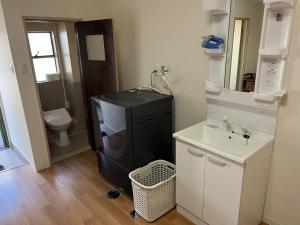 een badkamer met een zwarte wastafel en een toilet bij Wakatake Building Room 453 - Vacation STAY 53947v in Oita