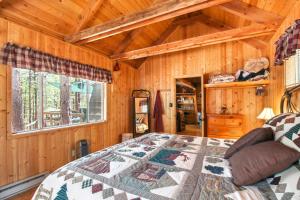 ein Schlafzimmer mit einem großen Bett in einer Hütte in der Unterkunft Tranquil Forest Lakes Retreat Yard, Deck and Gazebo in Forest Lakes Estates