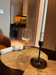 un bicchiere di vino e una bottiglia di vino su un tavolo di Nice studio with panoramic view of the Canal! a Dubai