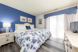 Llit o llits en una habitació de Grand Traverse Bay Lake View Condo