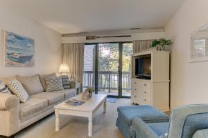 ein Wohnzimmer mit einem Sofa und einem TV in der Unterkunft Gorgeous Grand Traverse Bay Beach Front Condo in Traverse City