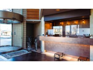 una hall di un edificio con bar e bicicletta di Hotel AreaOne Minamisoma - Vacation STAY 56244v a Minamisouma