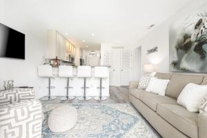 Kuchyň nebo kuchyňský kout v ubytování Gorgeous 2 Bedroom Lake View Condo