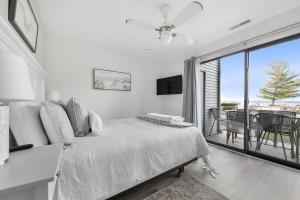 Postel nebo postele na pokoji v ubytování Gorgeous 2 Bedroom Lake View Condo