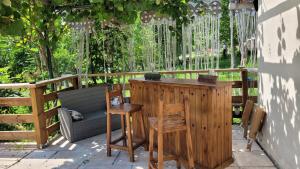 un patio con un bar, una silla y un sofá en Manoir des Pélies, en Conques