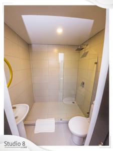 uma casa de banho com um chuveiro, um WC e um lavatório. em Studio8 Lujan Apartament #7 em San José