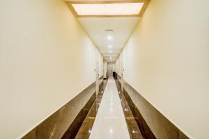 długi korytarz w budynku z sufitem w obiekcie Super OYO Townhouse Hotel Gokul Regency Near Dum Dum Metro Station w mieście Dum Dum