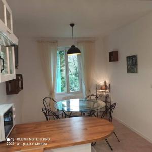 a dining room with a table and chairs and a window at Gîte de la Rivière in Clamecy