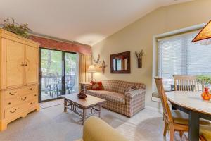 un soggiorno con divano e tavolo di Cozy Country Lakeside Condo 5705 a Traverse City