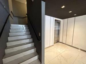 una escalera en una habitación con escalera en Ravignani 1350 Palermo Hollywood en Buenos Aires