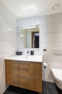 ein Badezimmer mit Waschbecken und Spiegel in der Unterkunft Leiligheter på Fyri Resort - Hemsedal in Hemsedal + 38 Fotos