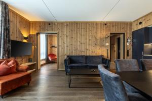a living room with a couch and a table at Hemsedal - Fyri Resort - Leiligheter in Hemsedal
