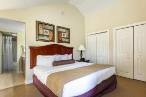 Postel nebo postele na pokoji v ubytování Beautiful 2 King BDR with a Loft Golf Course Condo 5569